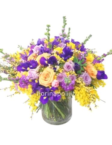 Mazzo misto di fiori con mimosa.