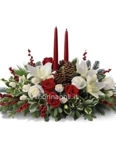 Composizione natalizia con fiori bianchi e rossi