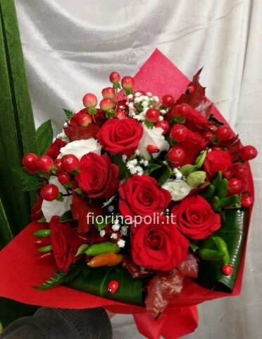 Bellissimo Bouquet Di Rose Rosse Hypericum Peperoncini Coccinelle Fiori Bianchi Fiori A Napoli Invio Fiori A Napoli Acquista Fiori Online A Napoli Consegna Fiori A Domicilio A Napoli