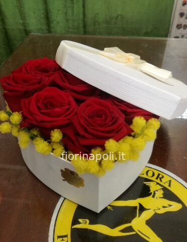Cuore di rose con mimosa