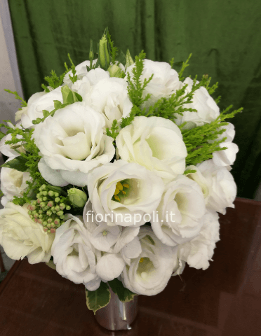 Bouquet di fiori bianchi e verde decorativo
