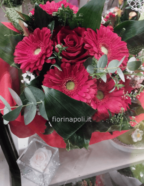 Bouquet di gerbere rosse e rose rosse ,verde decorativo