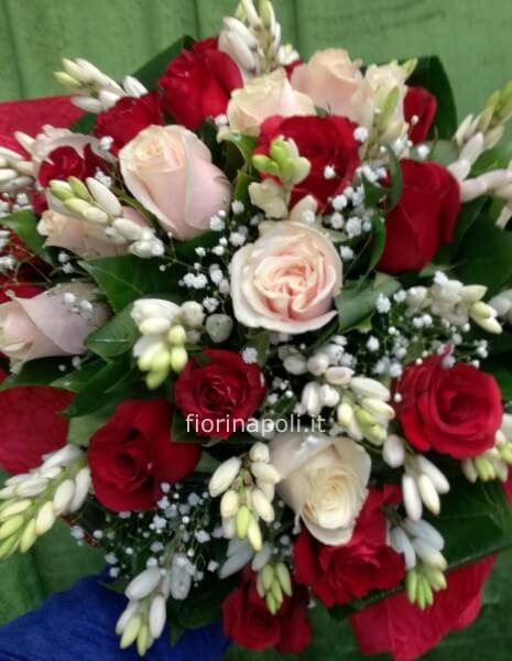 Bouquet con rose rosse e fiori bianchi